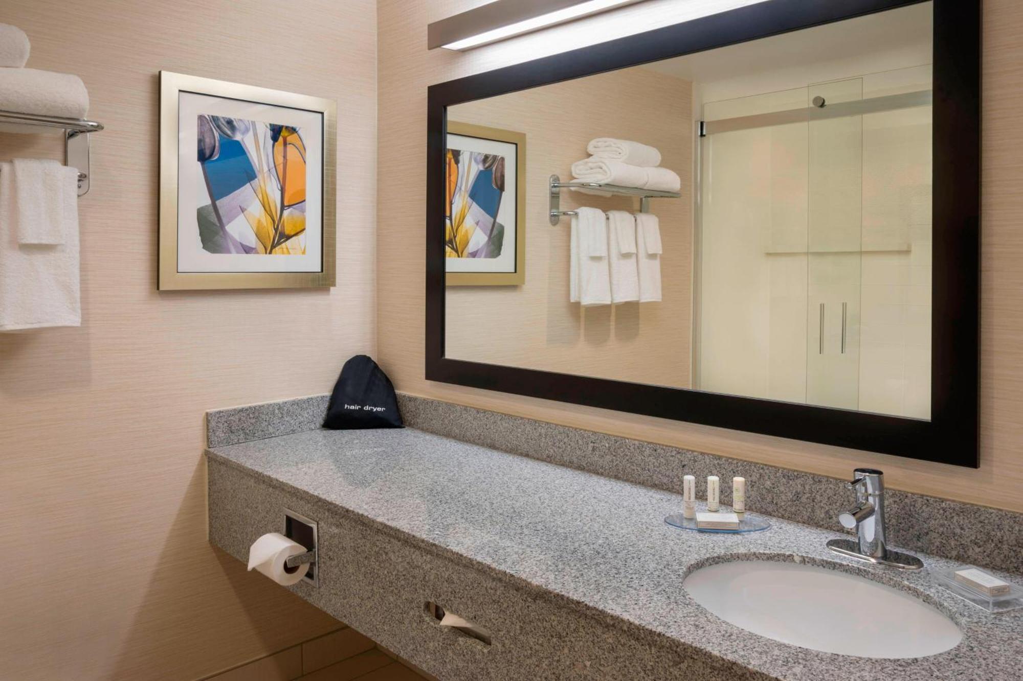 Hotel Fairfield & By Marriott Kanata 3*