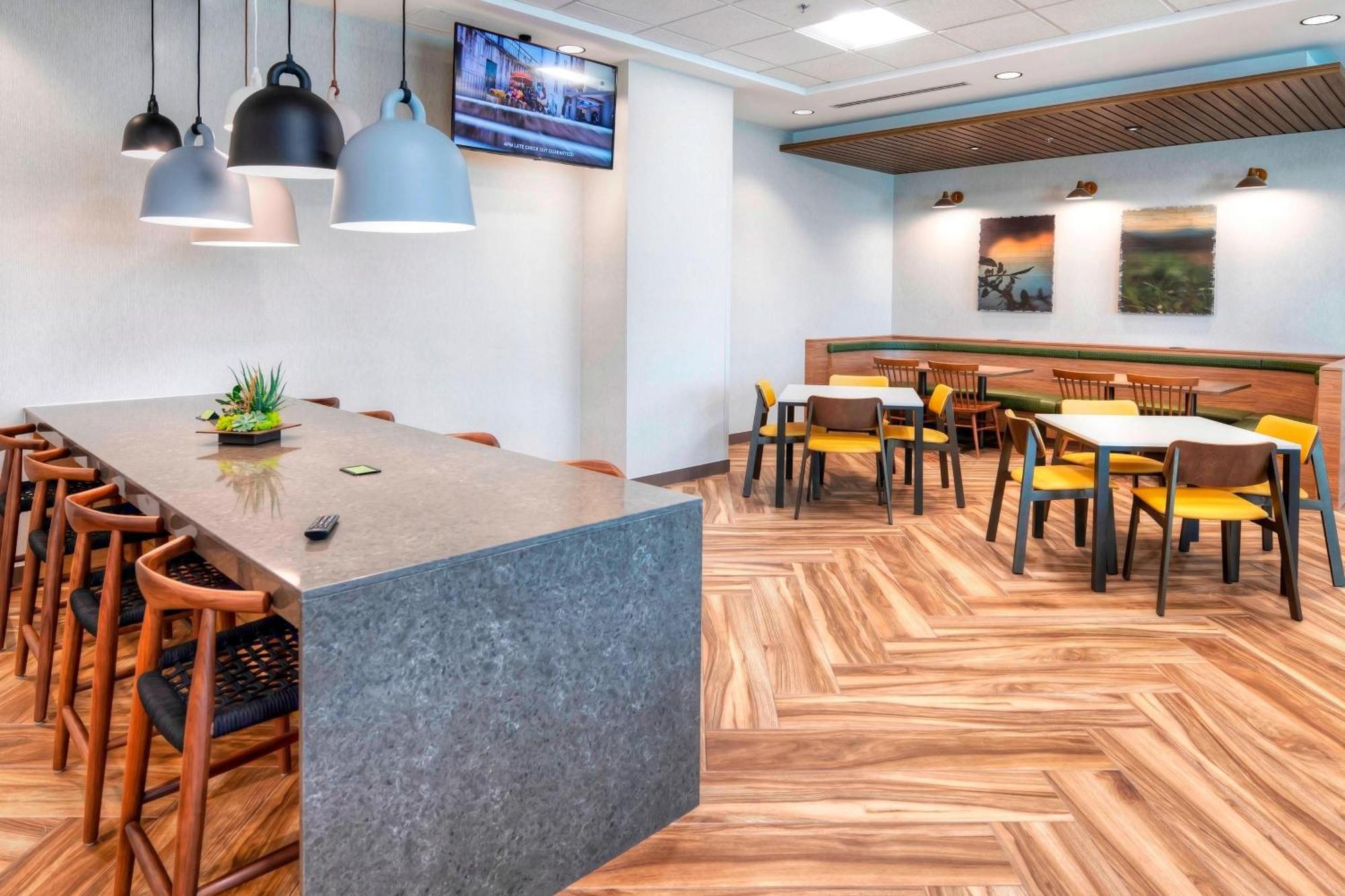 Hotel Fairfield & By Marriott Airport Ottawa