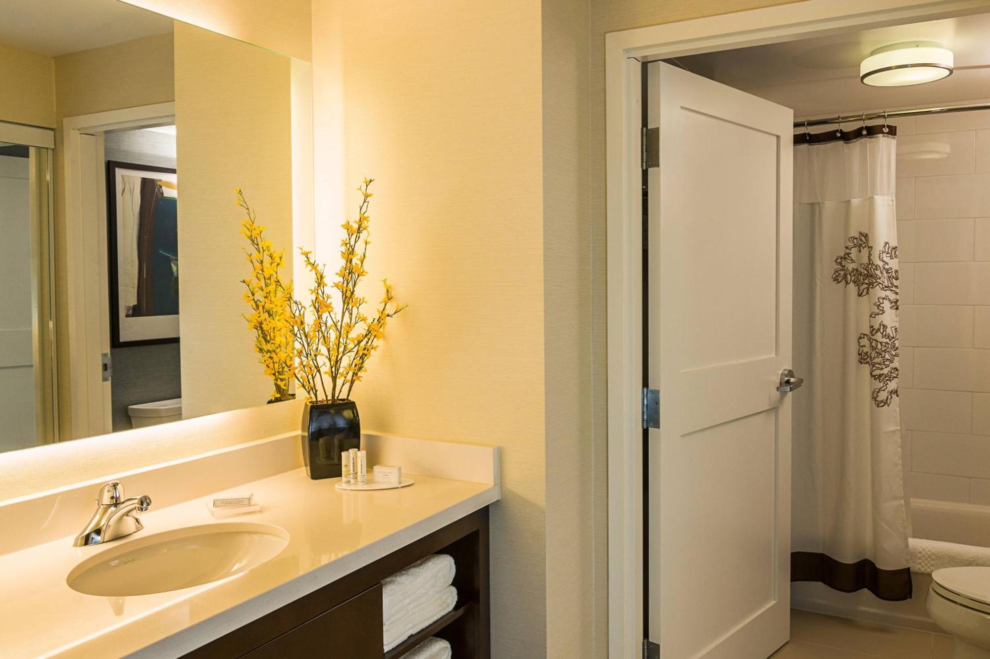 Hotel By Marriott Airport 3*
