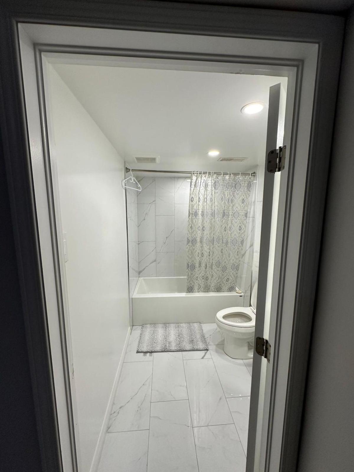 Luxury & Free Parking Bachelor *