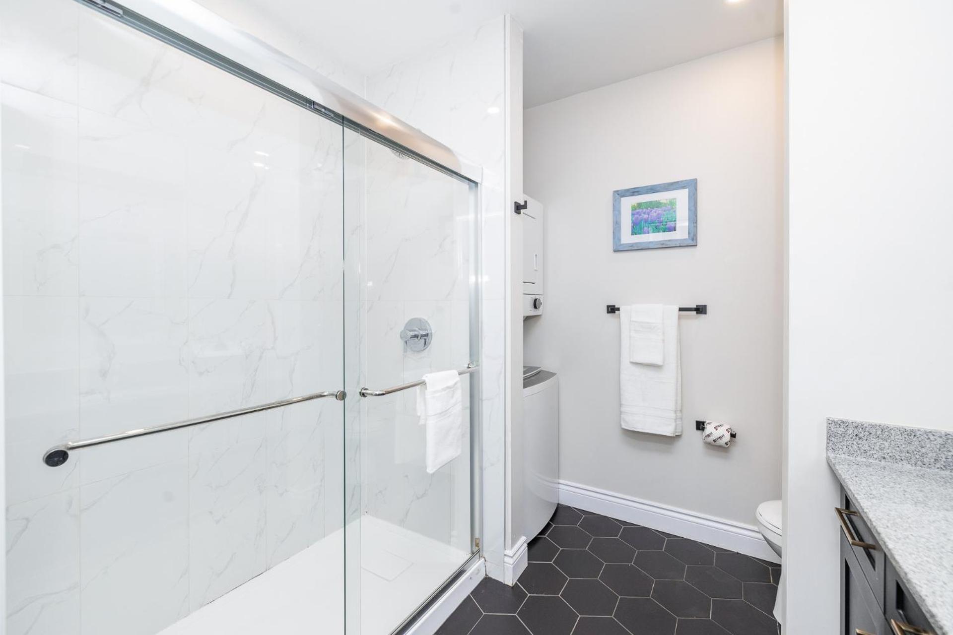 Modern 2br With Pet Friendly - Near