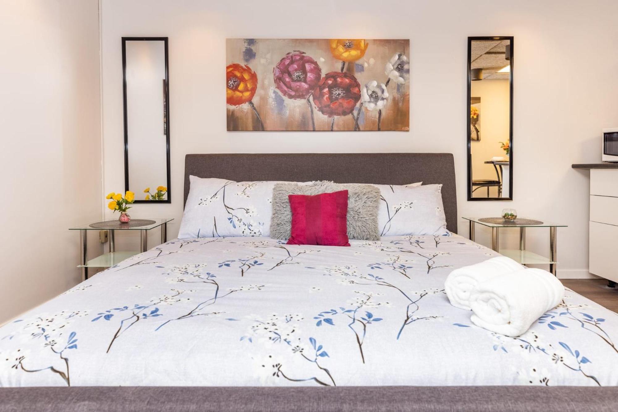 King Bed - Close To Chinatown Ottawa