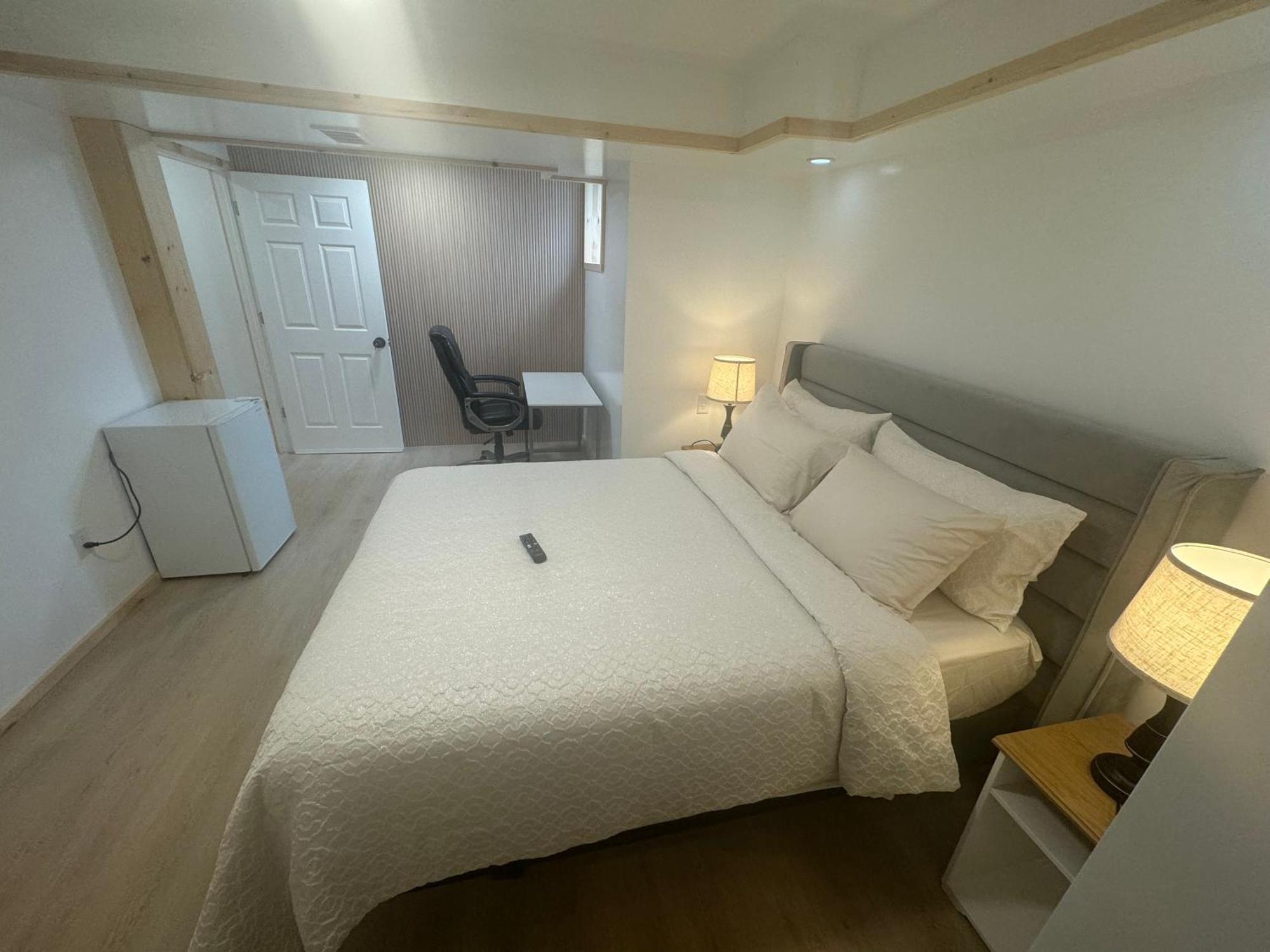 Apartment Private Entrance, Private Bathroom, Bedroom And Workspace Ottawa