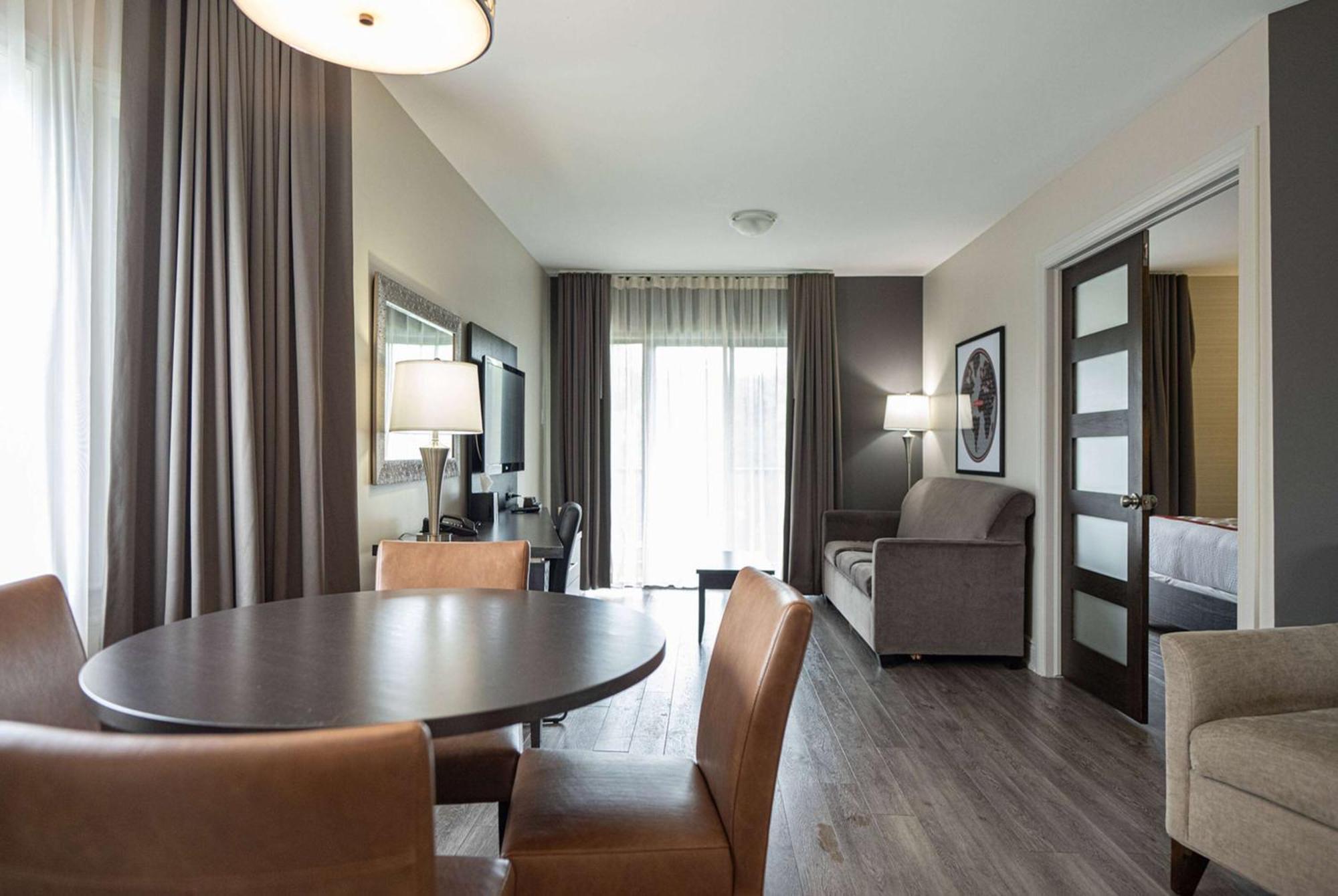 Ramada By Wyndham On The Rideau 3*
