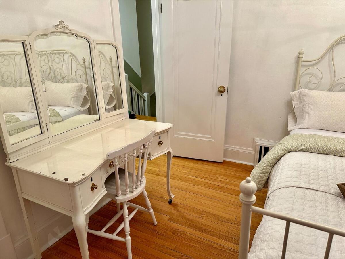 The Dows Retreat With 2 Car Driveway *