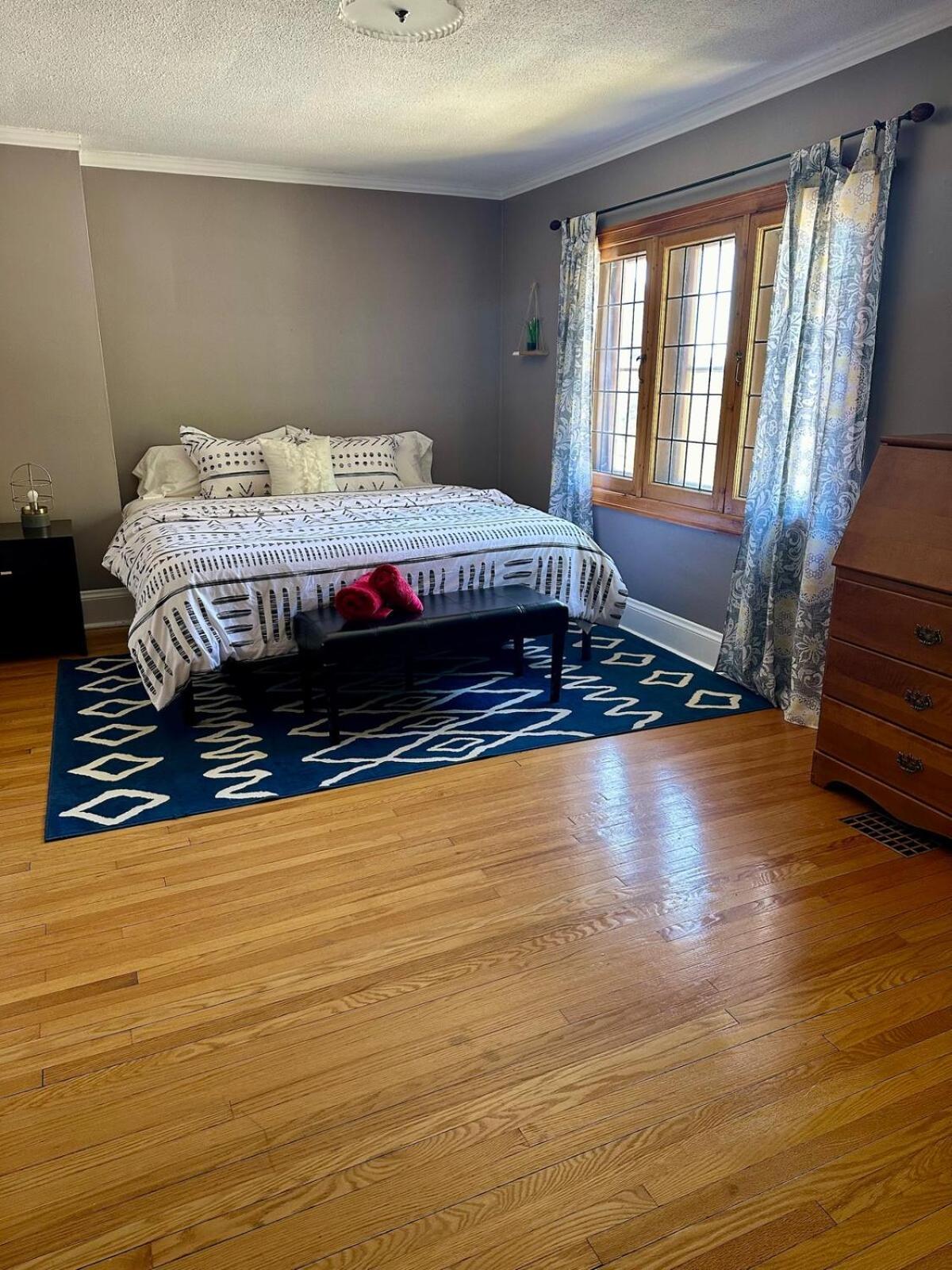 The Dows Retreat With 2 Car Driveway *