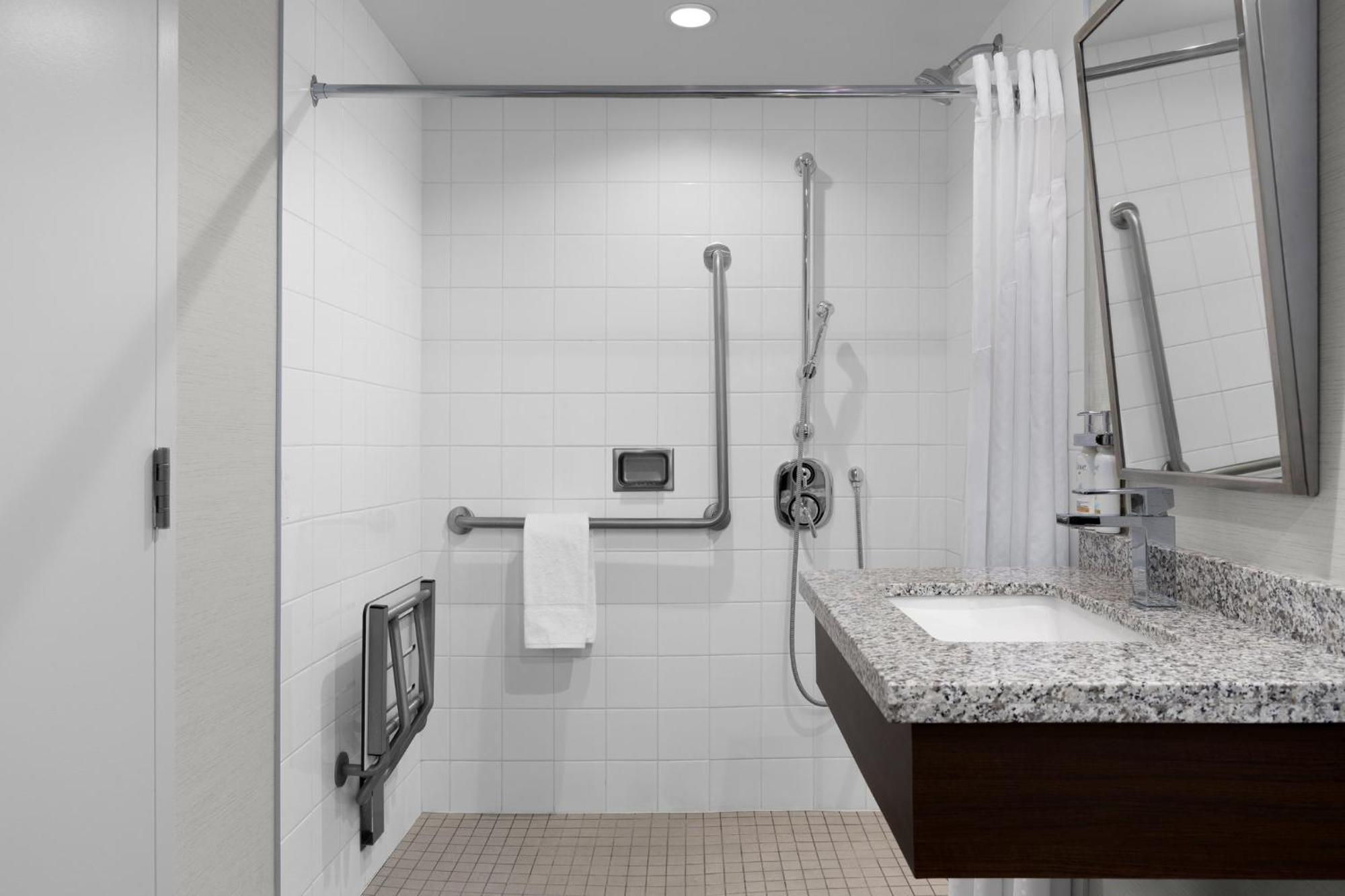Hotel East By Ihg Ottawa