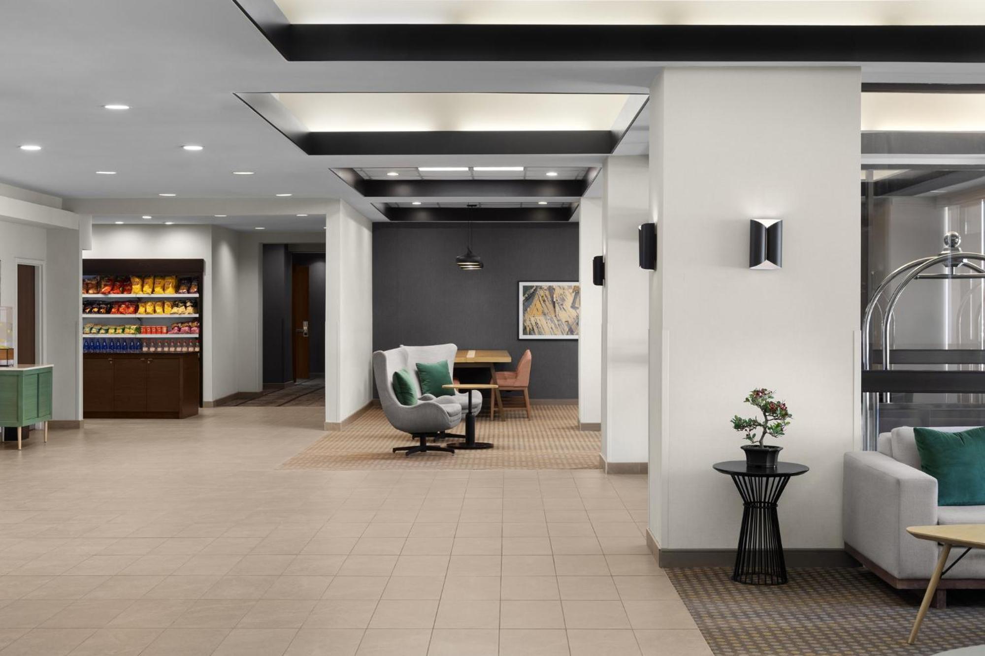 East By Ihg Ottawa