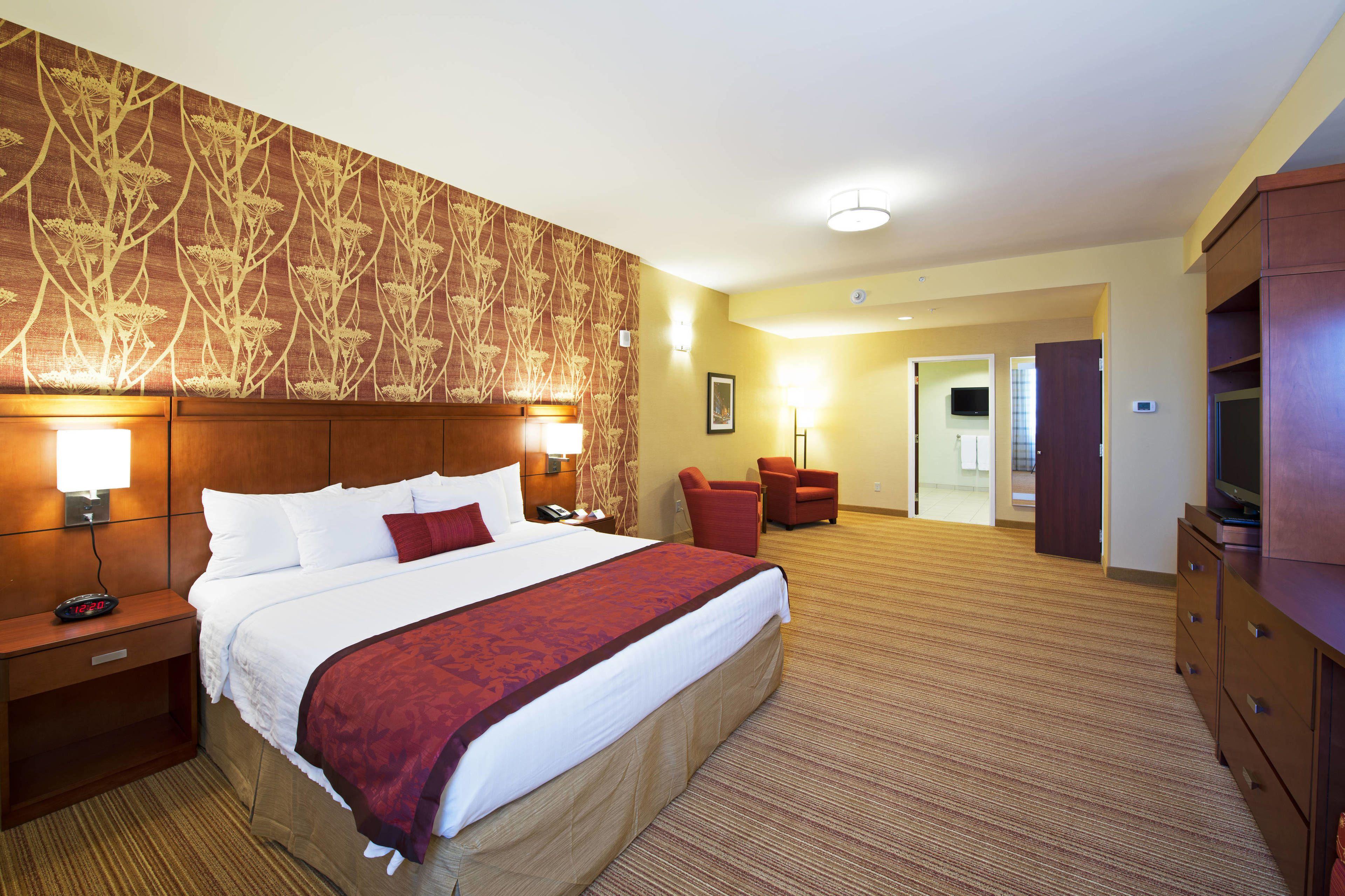 Courtyard By Marriott East Hotel