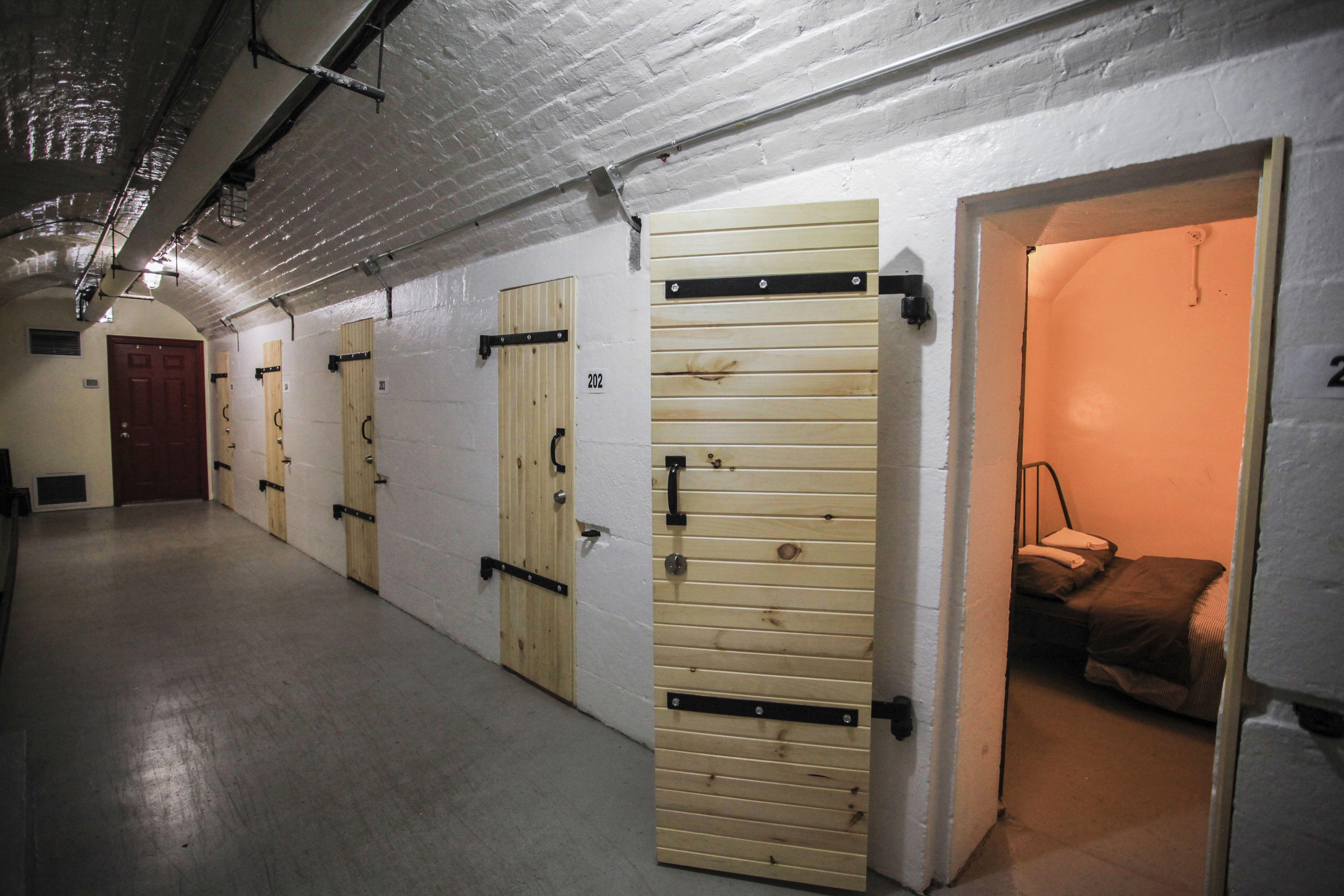 Saintlo Ottawa Jail Hostel Hostel