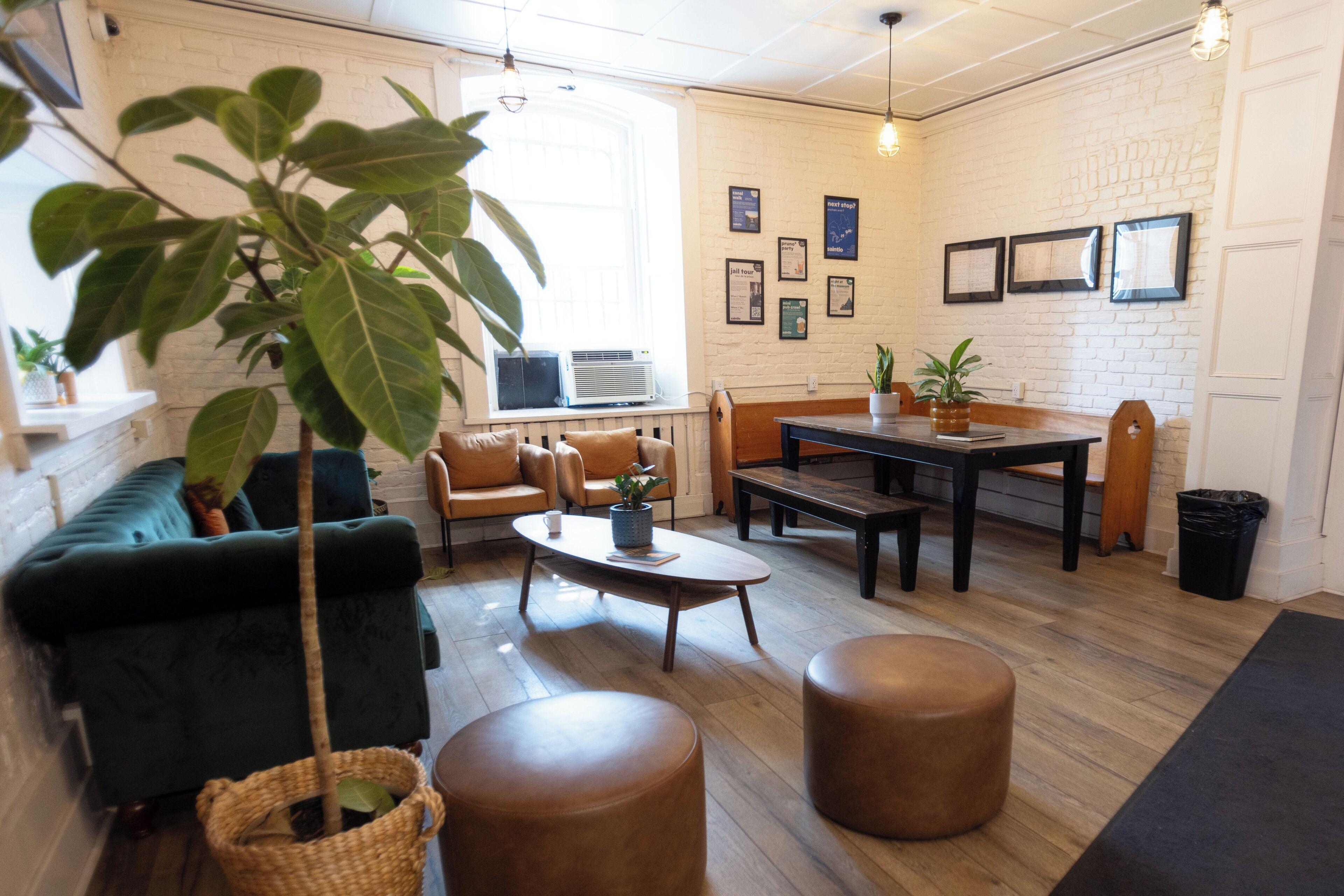 Saintlo Ottawa Jail Hostel *