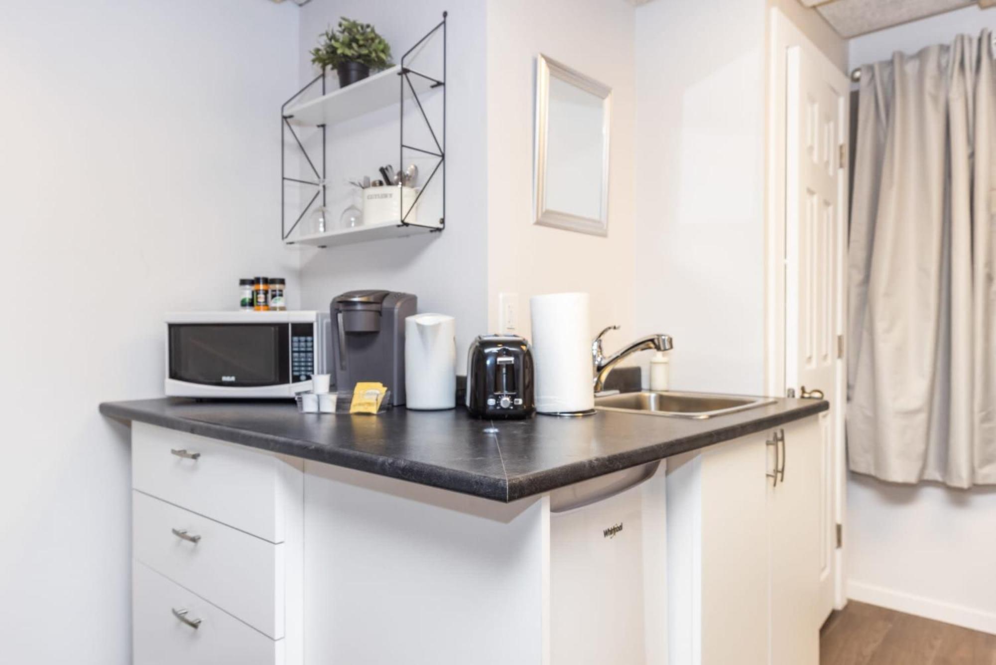 King Bed - Near Chinatown Apartment Ottawa