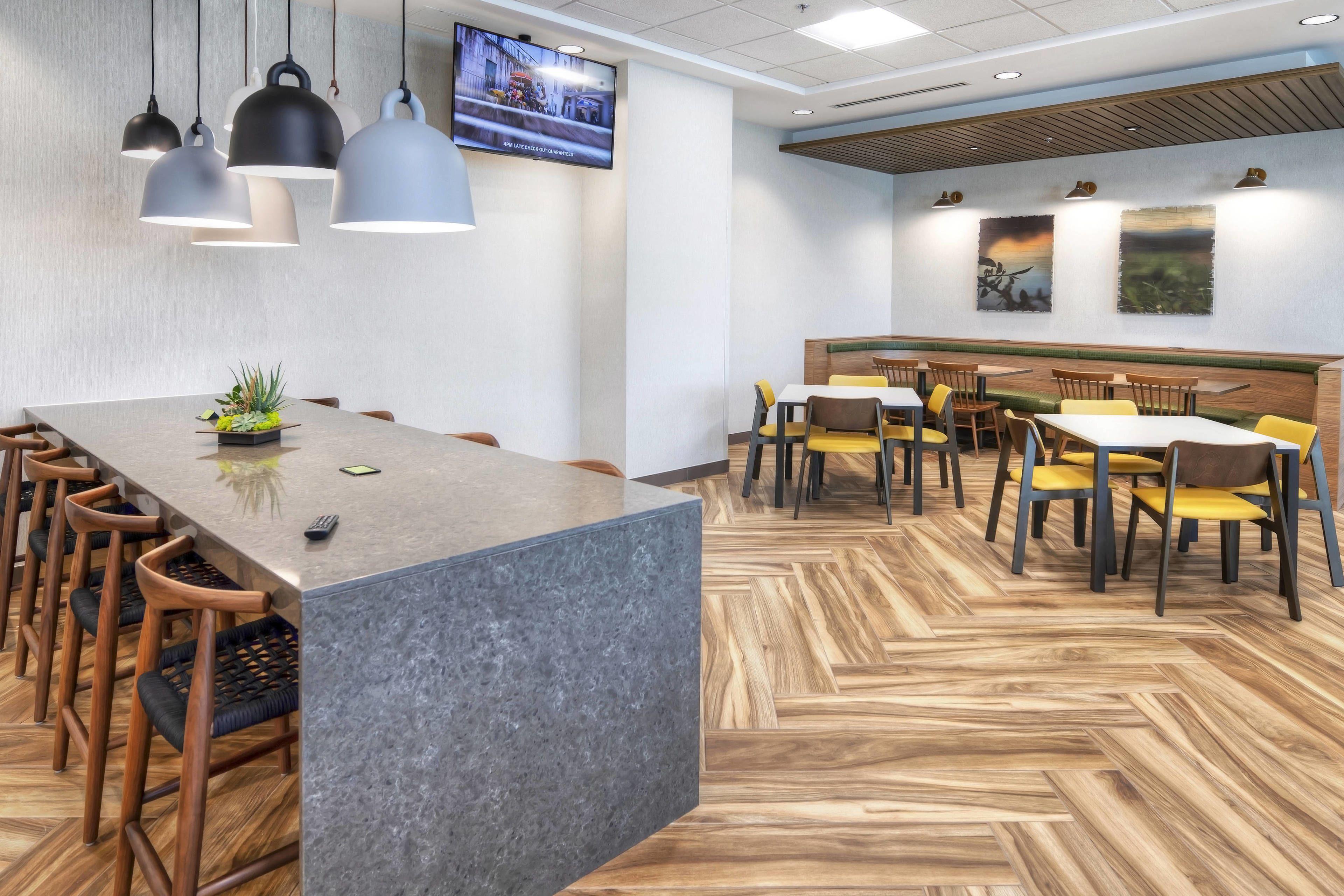 Hotel Fairfield & By Marriott Airport