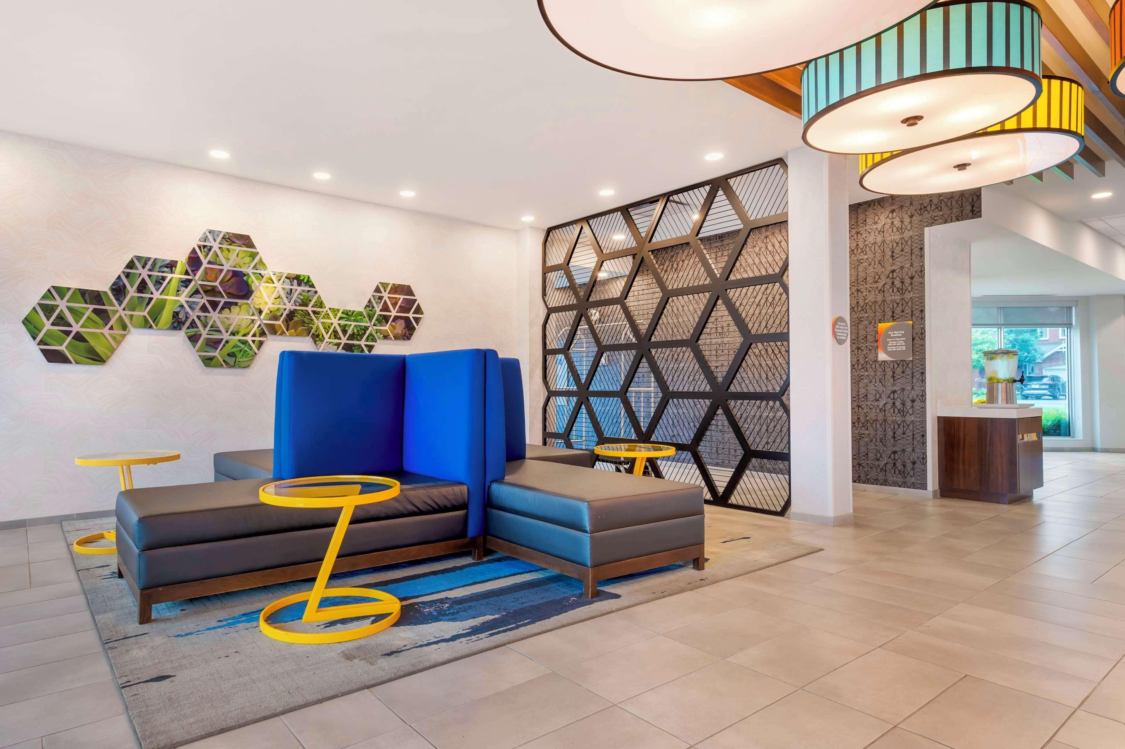 Glo Western Kanata West 3*