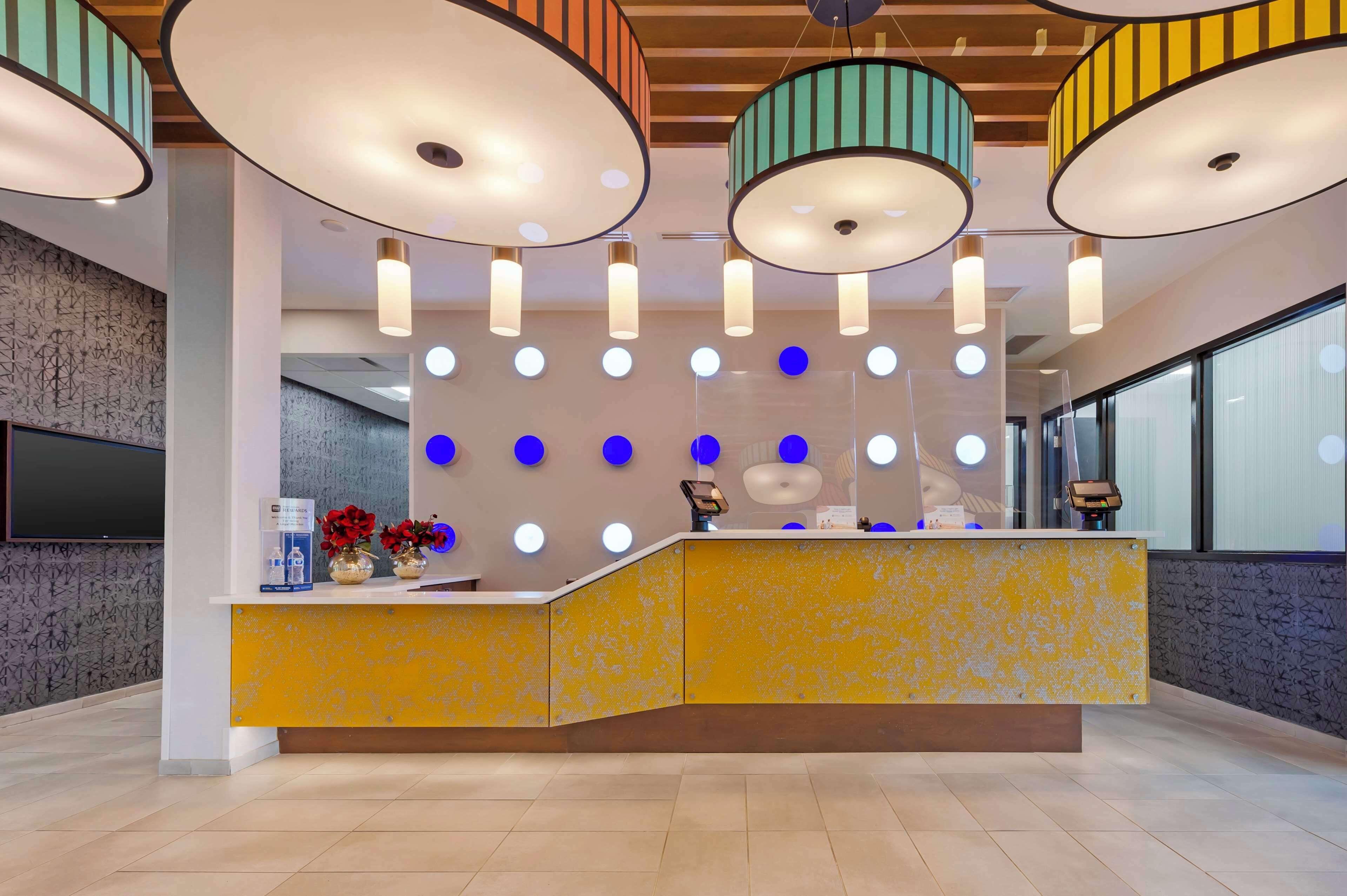 Hotel Glo Western Kanata West 3*