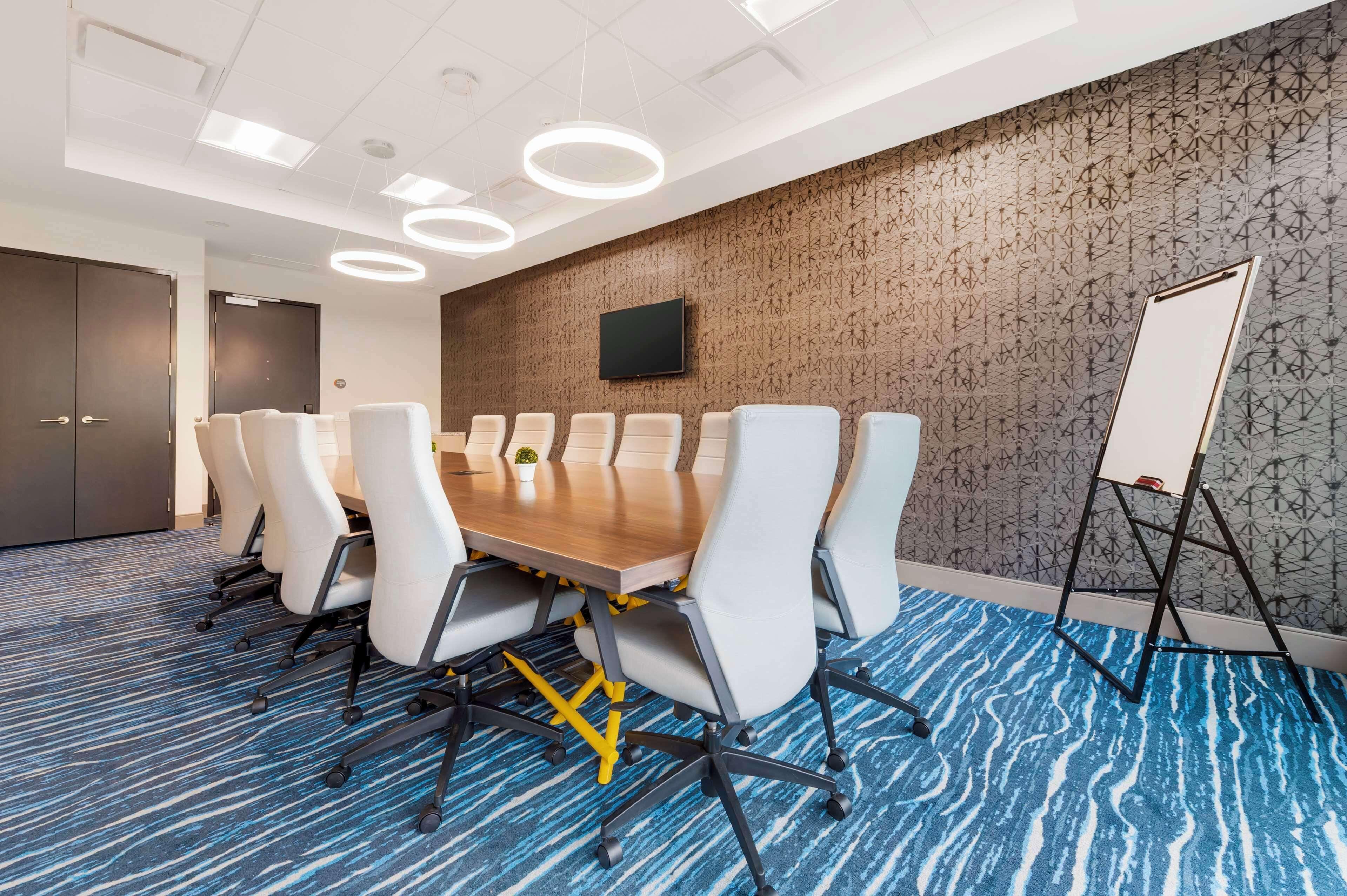 Hotel Glo Western Kanata West 3*