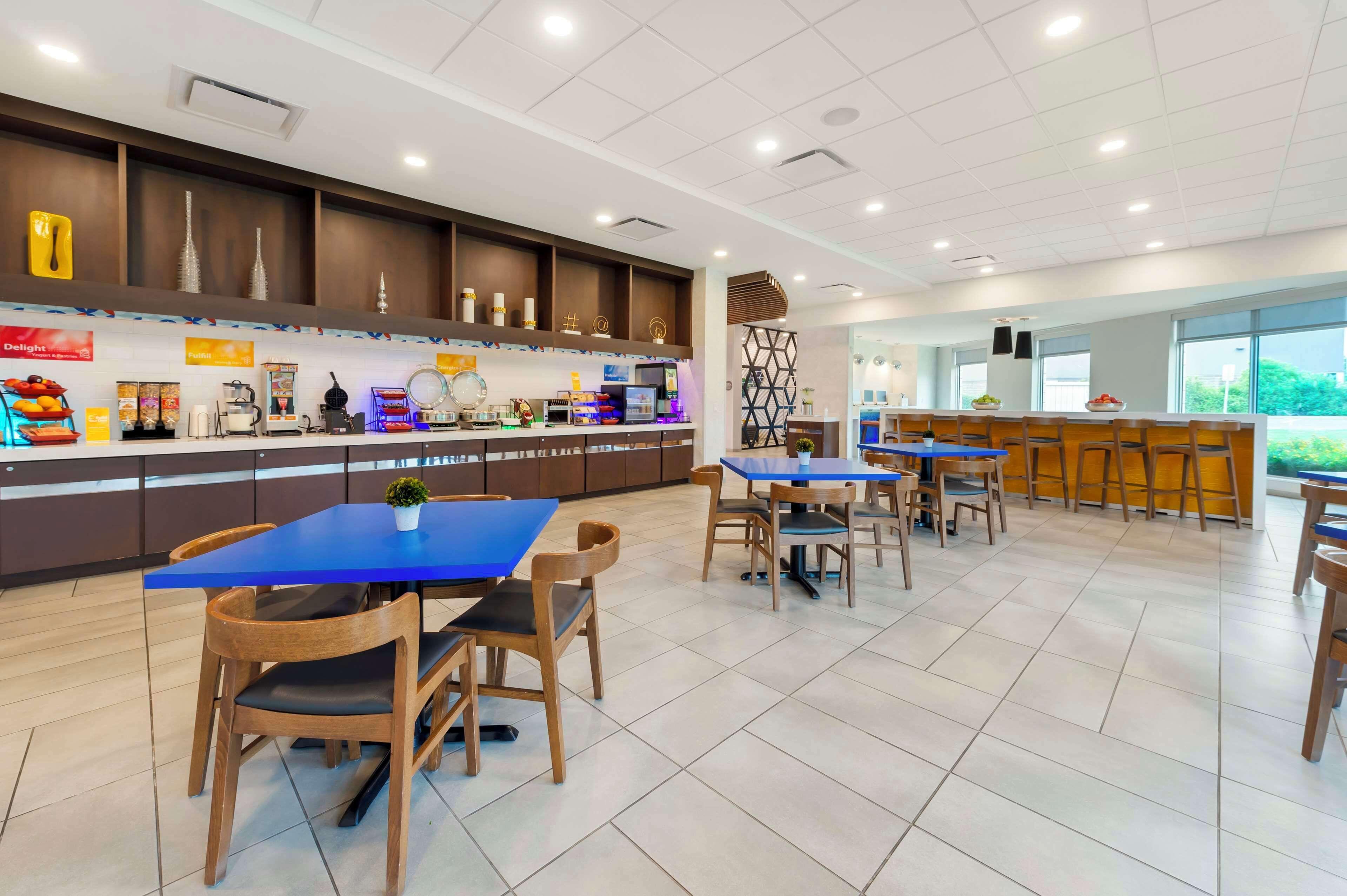 Glo Western Kanata West 3*