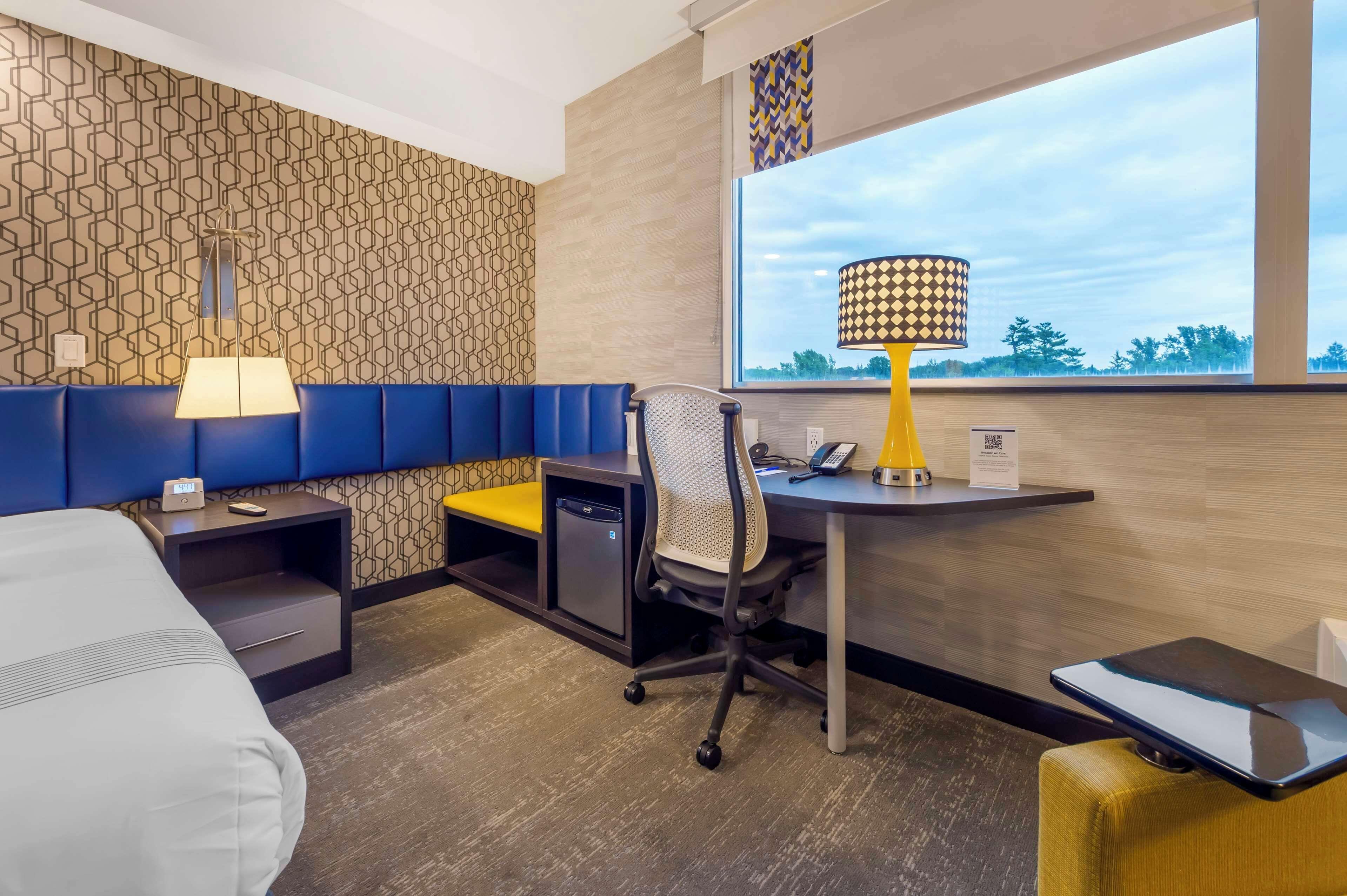 Glo Western Kanata West 3*