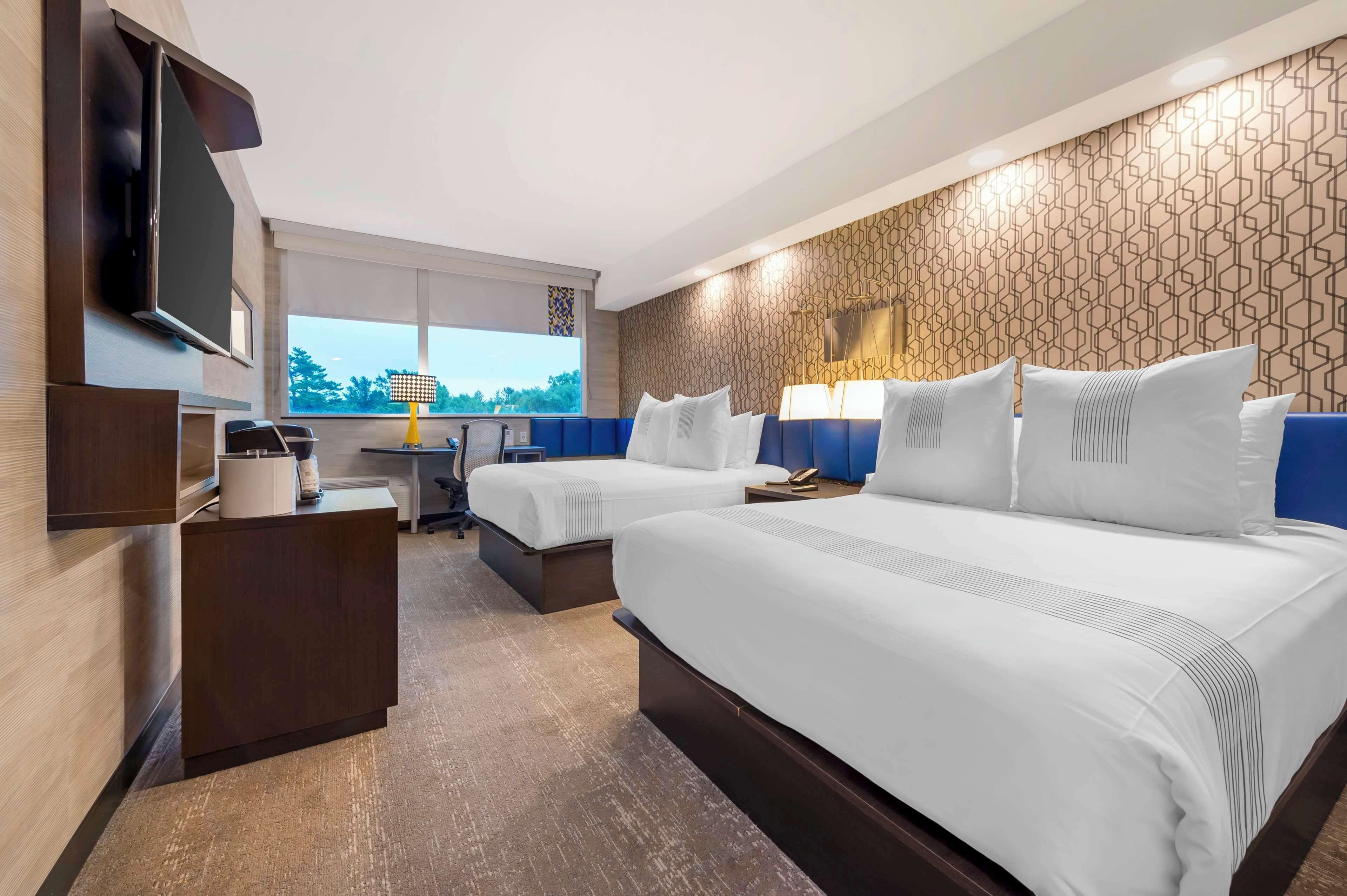 Hotel Glo Western Kanata West 3*