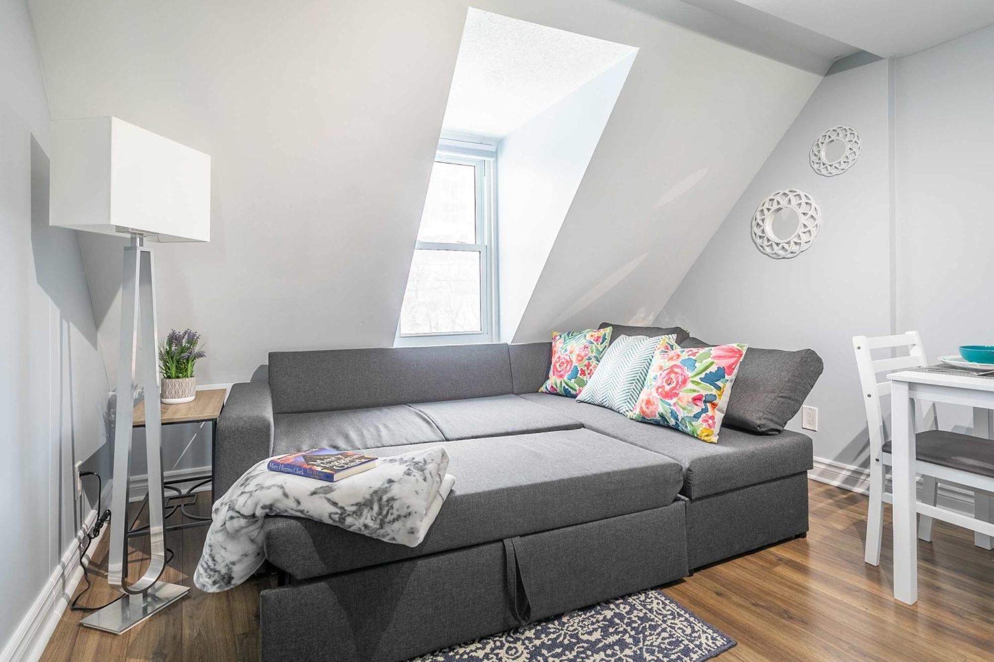 Urban 1br Gem With Kitchen, Smart Tv & Workspace * Ottawa