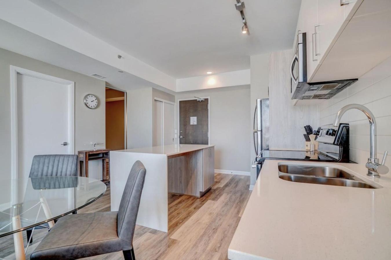 Corporate Wellington 1 Bedroom W Den Apartment *