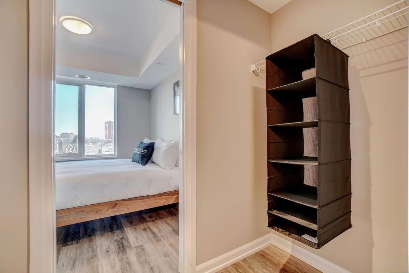 Corporate Wellington 1 Bedroom W Den * Ottawa