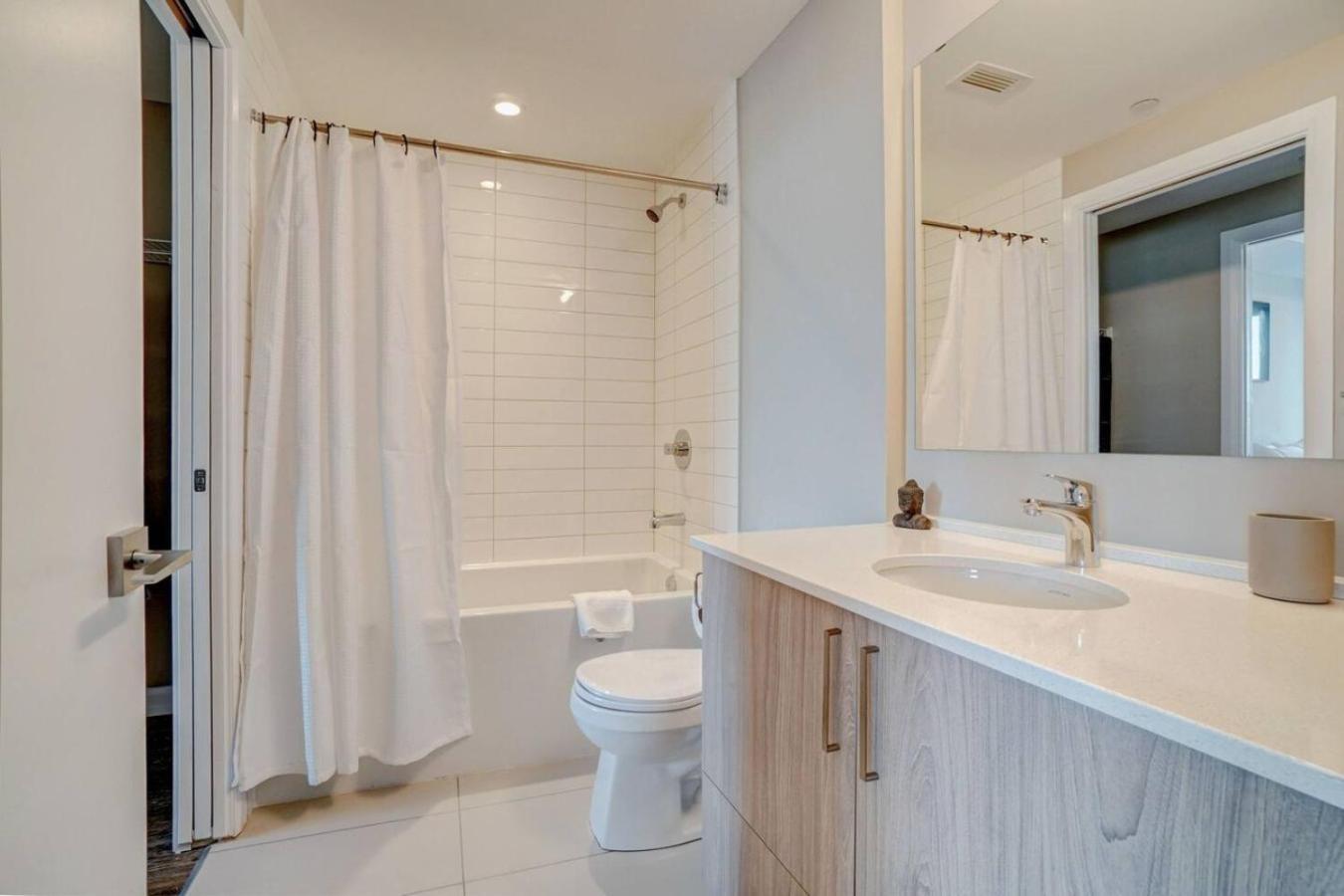 Corporate Wellington 1 Bedroom W Den *