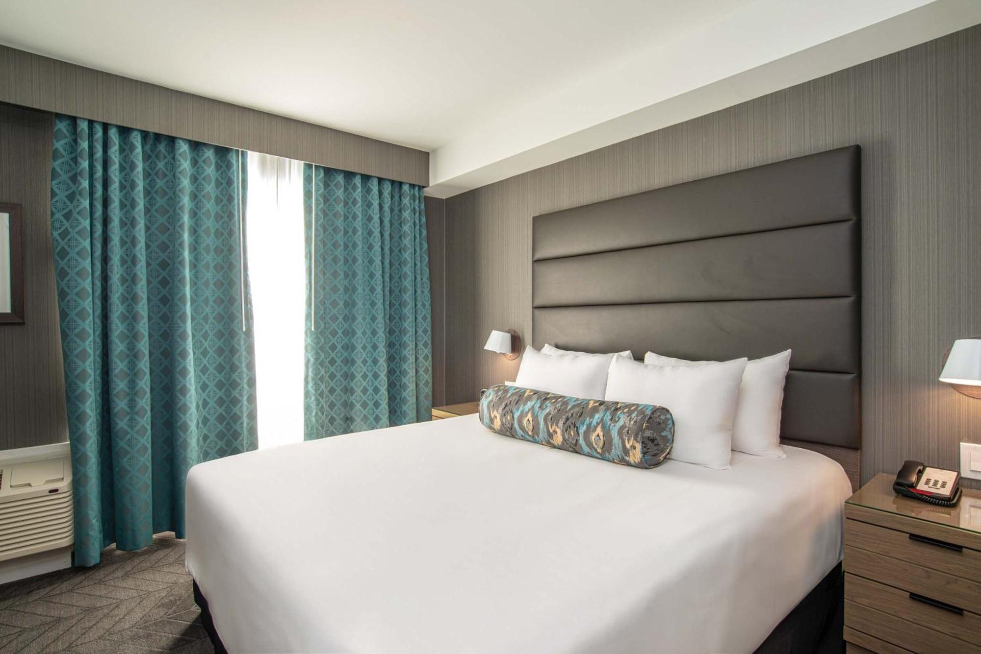 Sandman Signature Airport Hotel