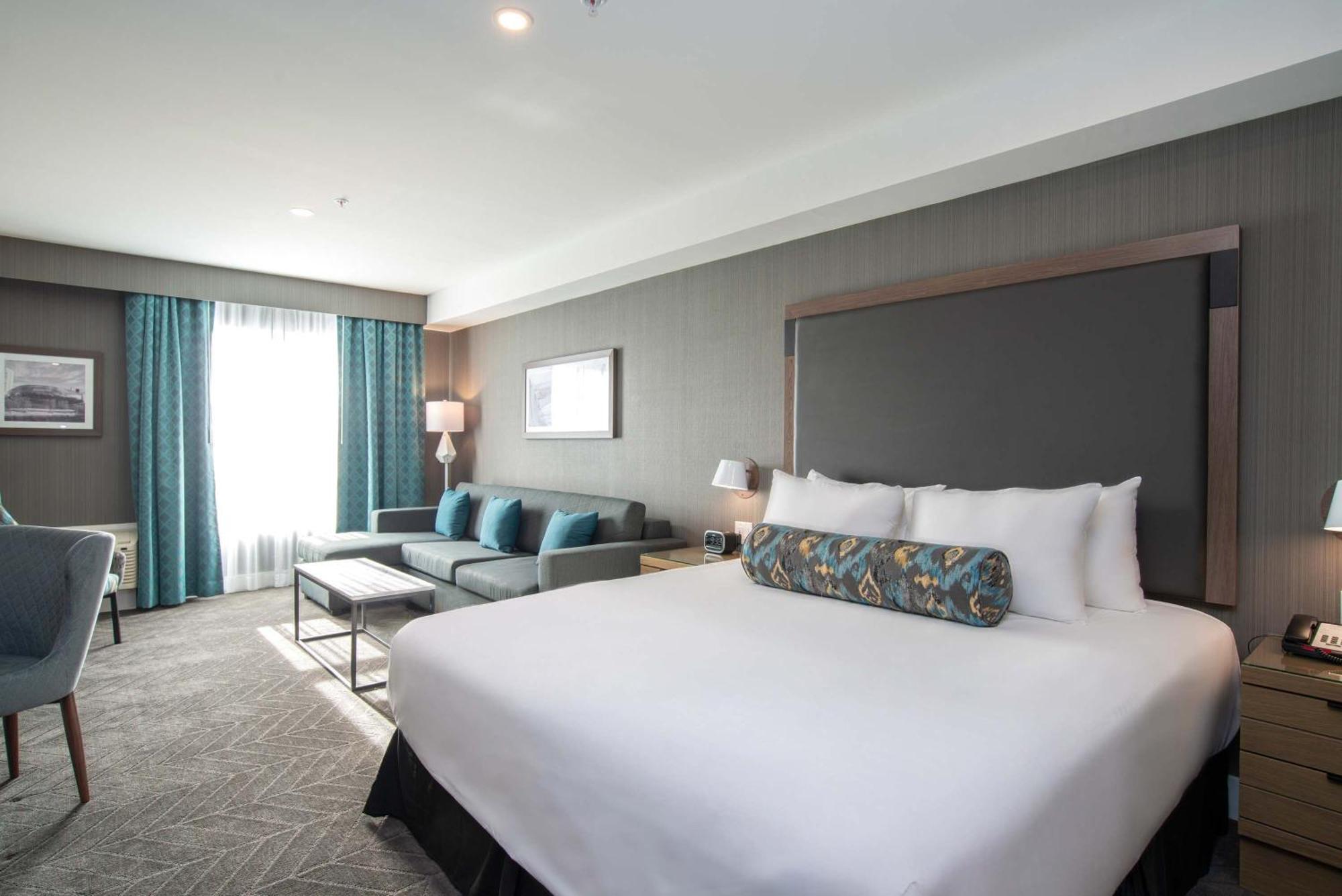 Hotel Sandman Signature Airport