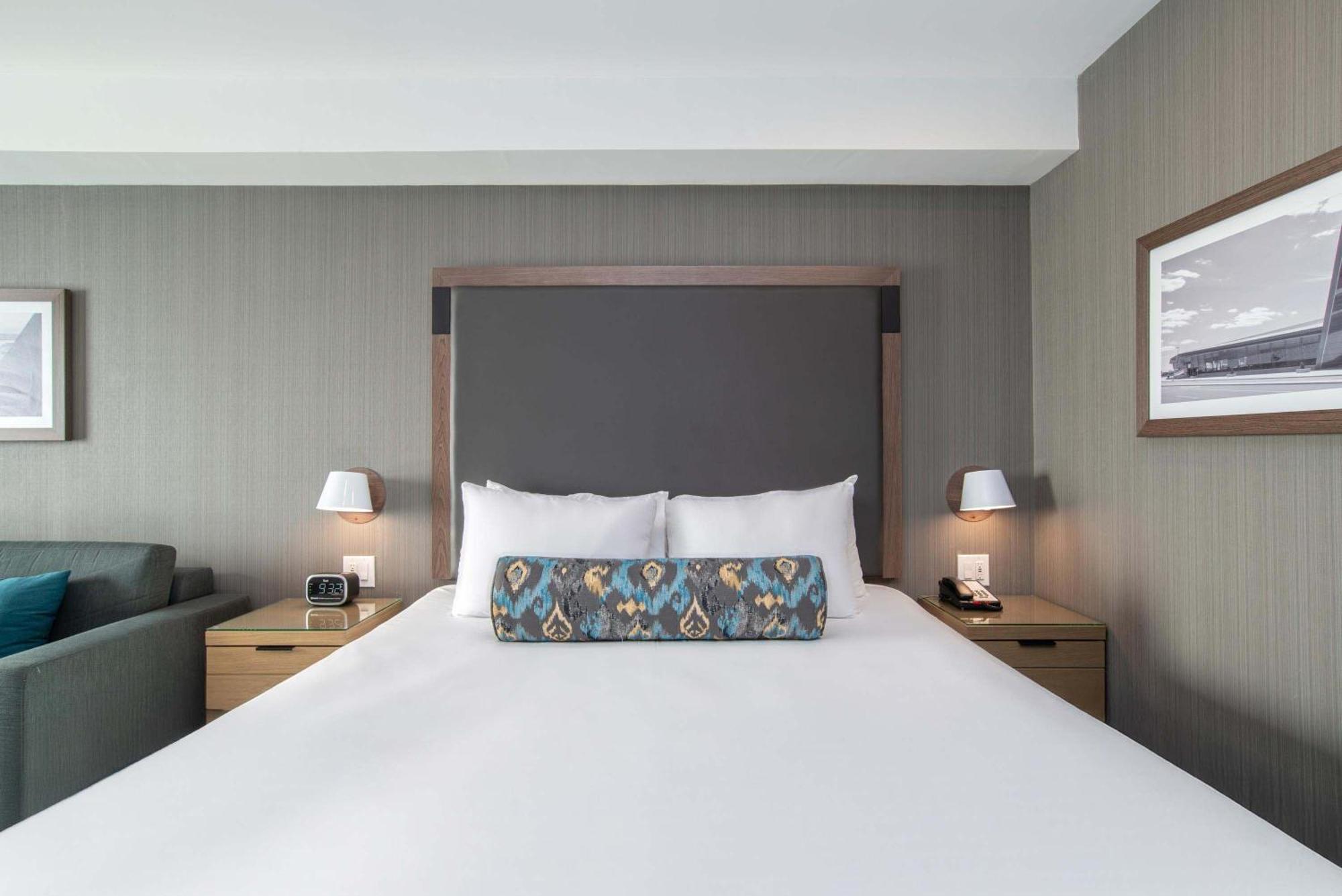 Sandman Signature Airport Hotel 4*