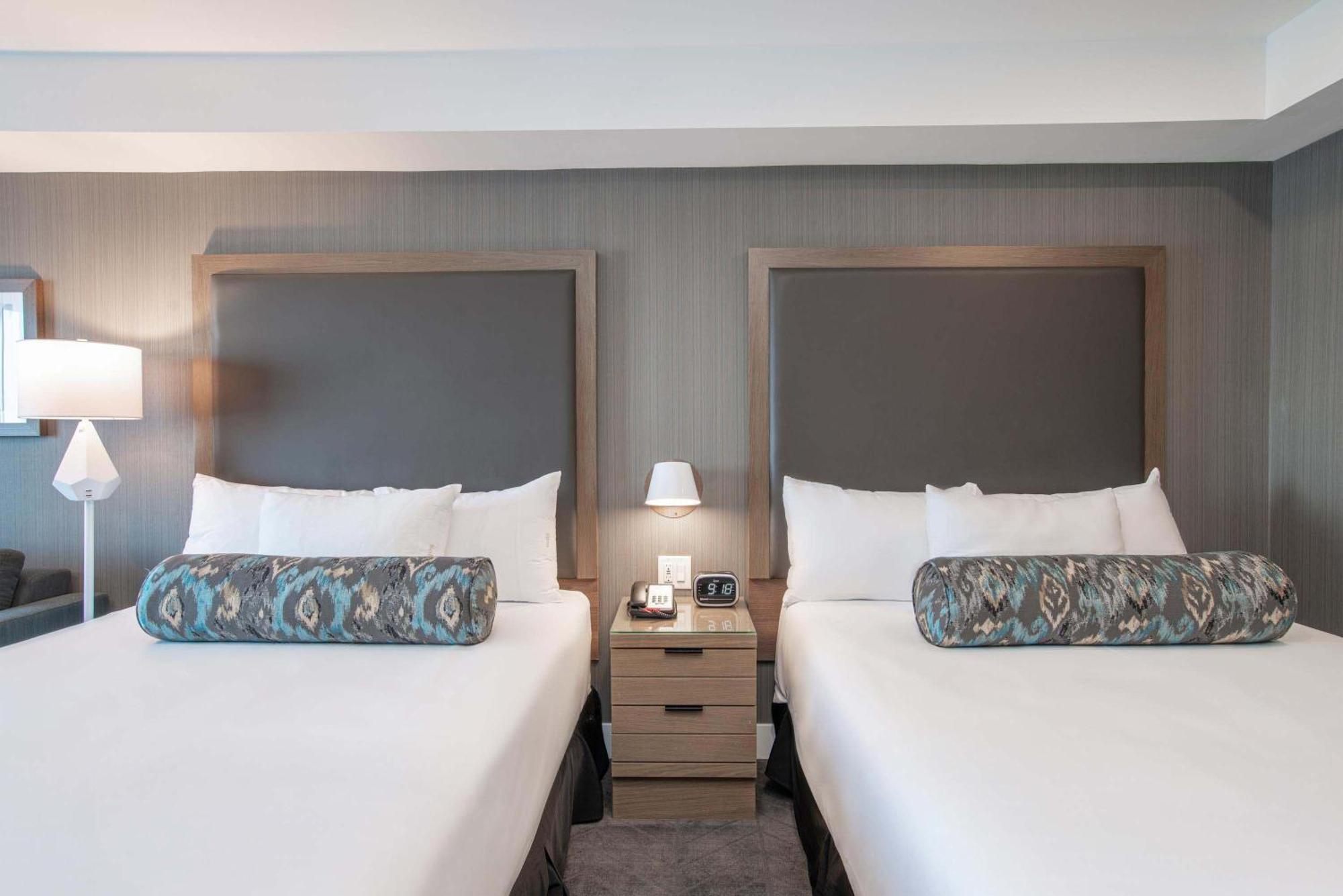 Sandman Signature Airport Hotel 4*