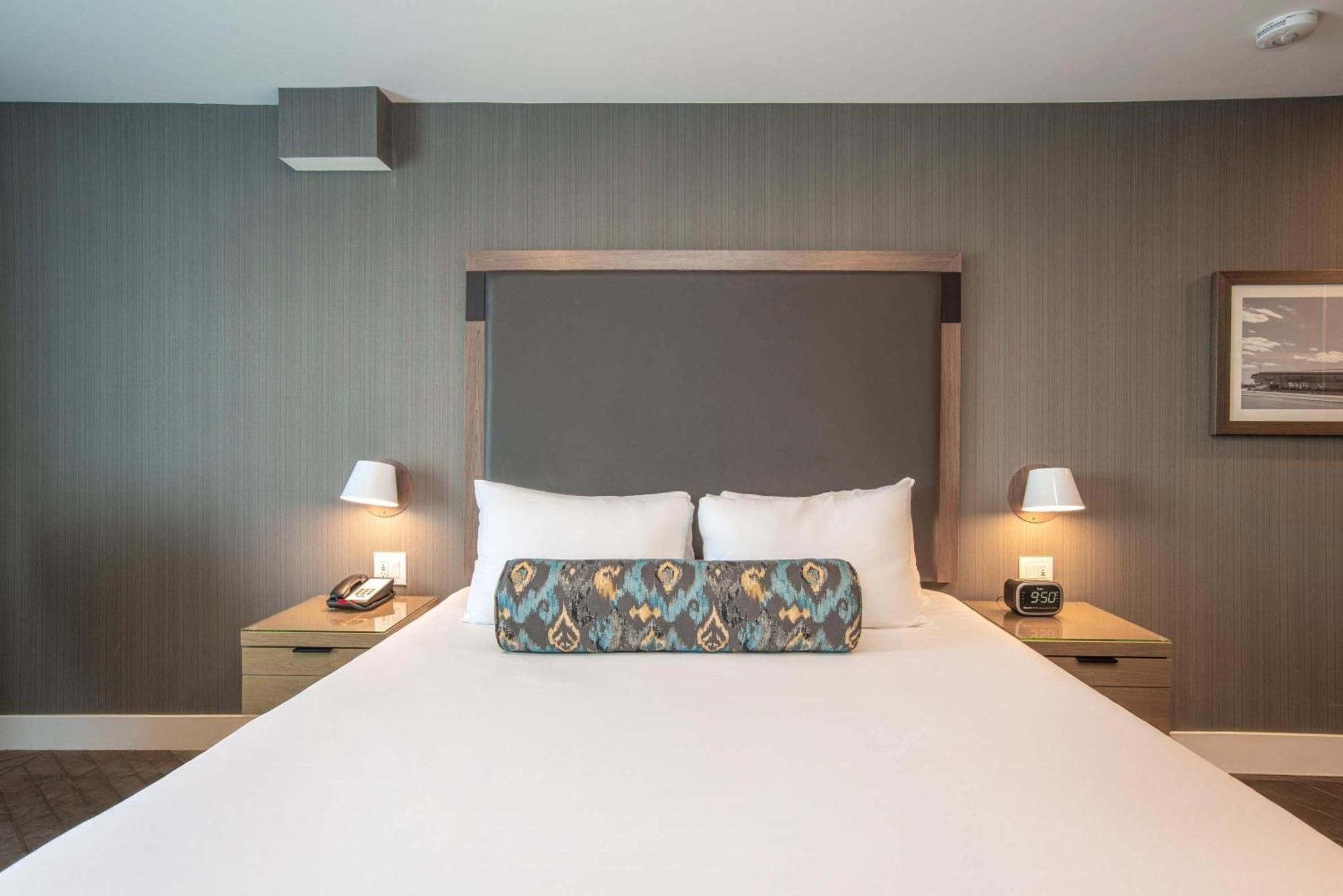 Hotel Sandman Signature Airport 4*