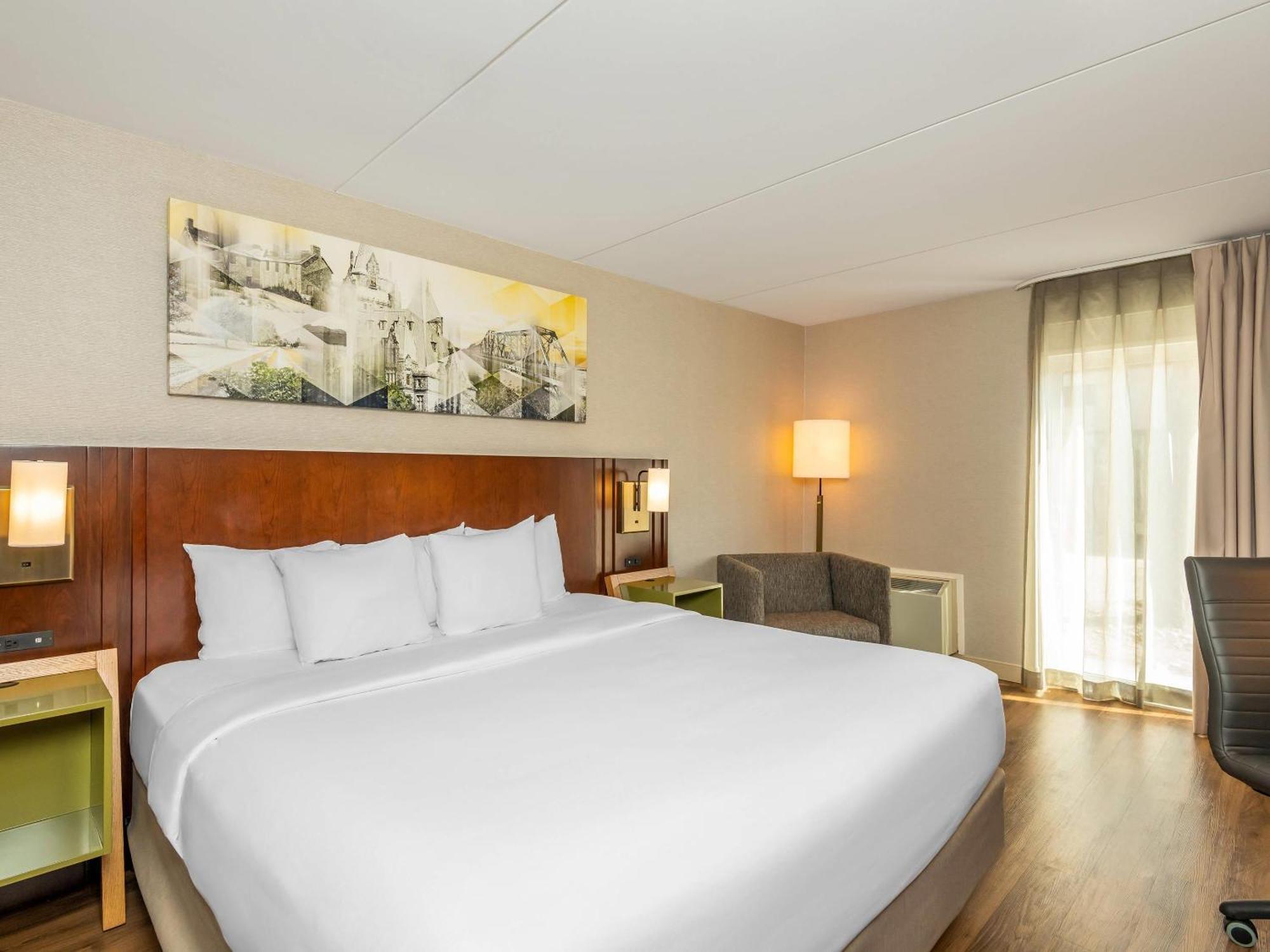 Comfort Kanata West Inn