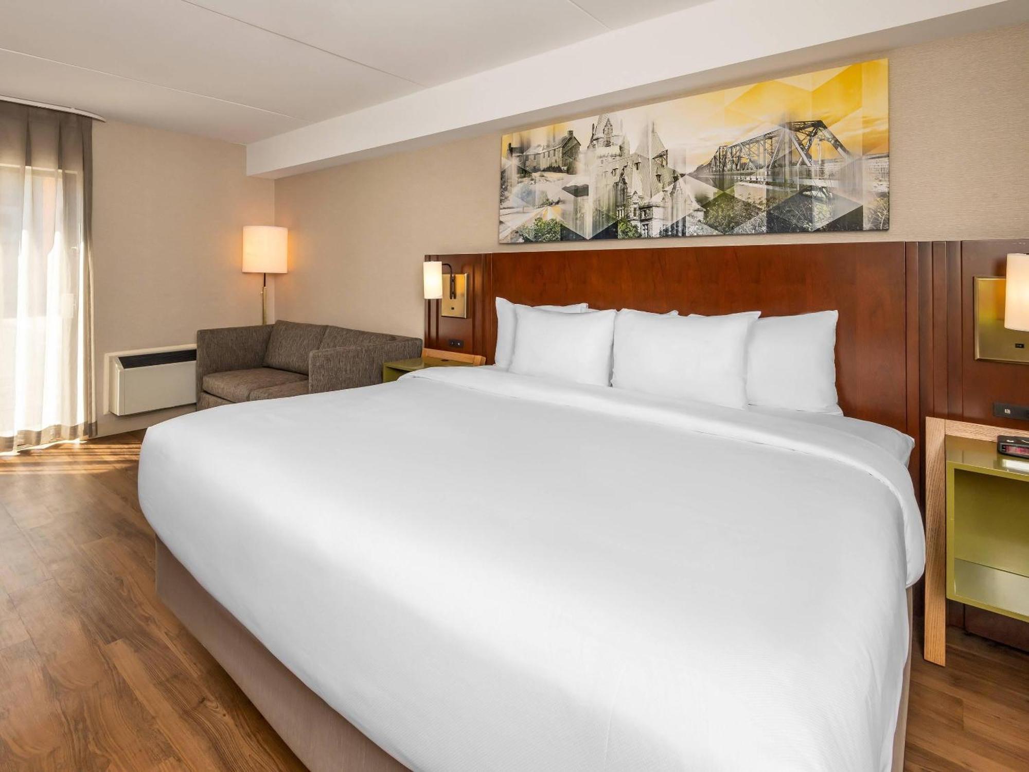 Comfort Kanata West Inn 4*