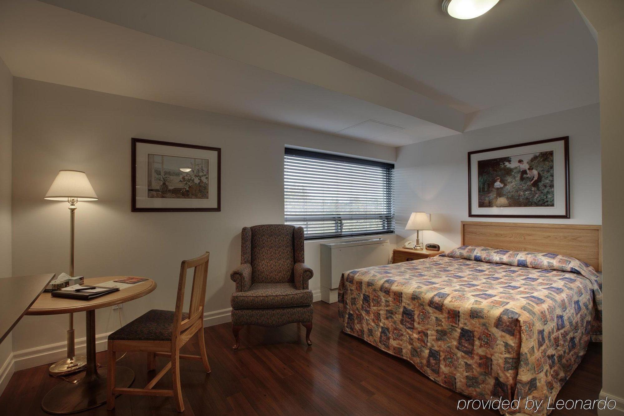 Hotel Embassy West 3*