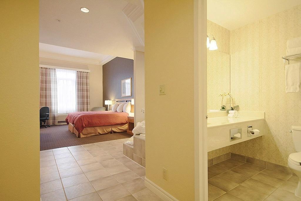 Hotel Fairfield & By Marriott Kanata 3*