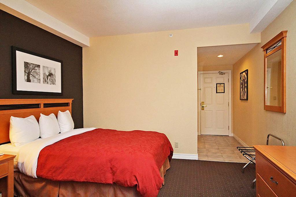 Hotel Fairfield & By Marriott Kanata