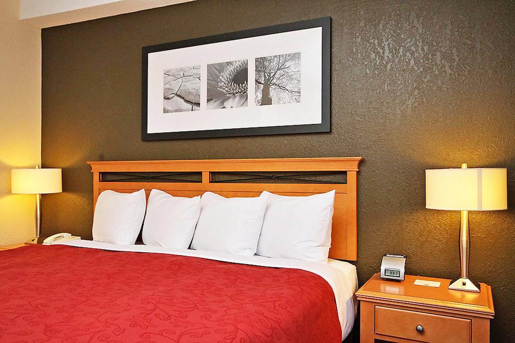 Fairfield & By Marriott Kanata 3*