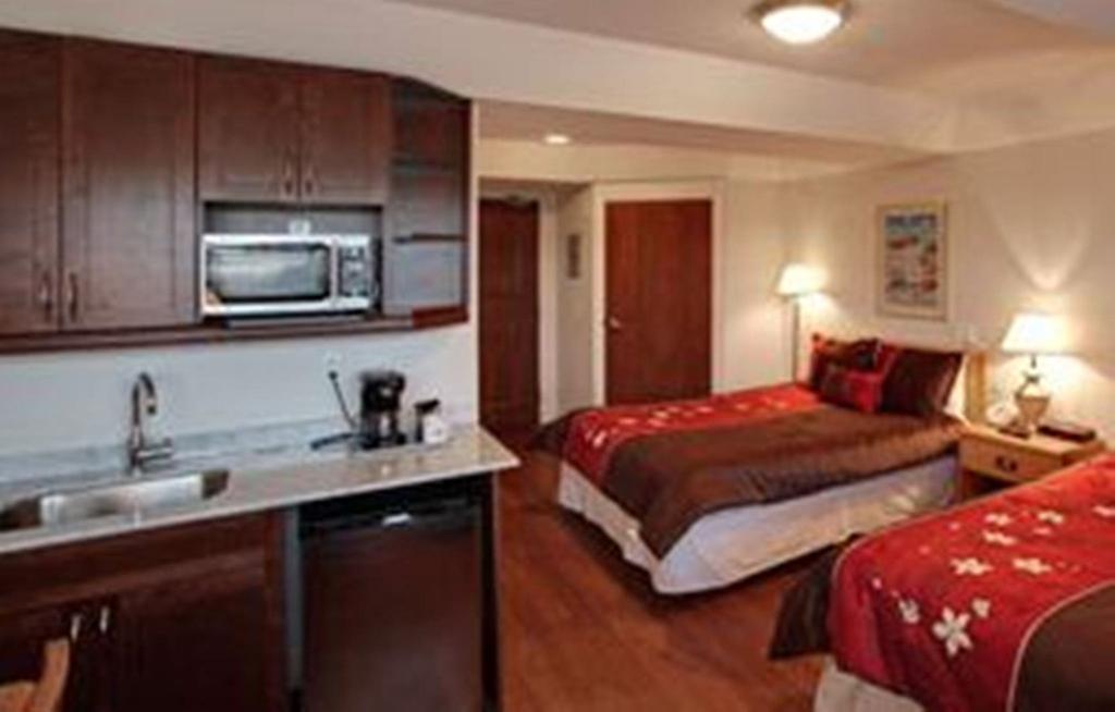 Hotel Embassy West