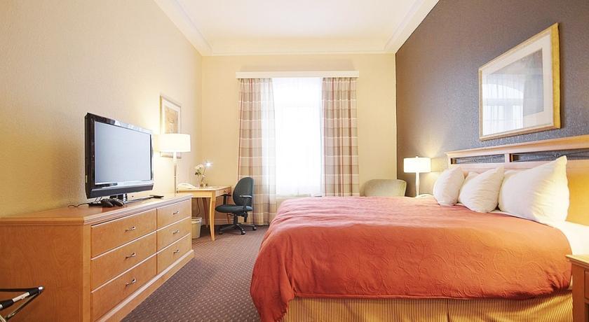 Hotel Fairfield & By Marriott Kanata 3*