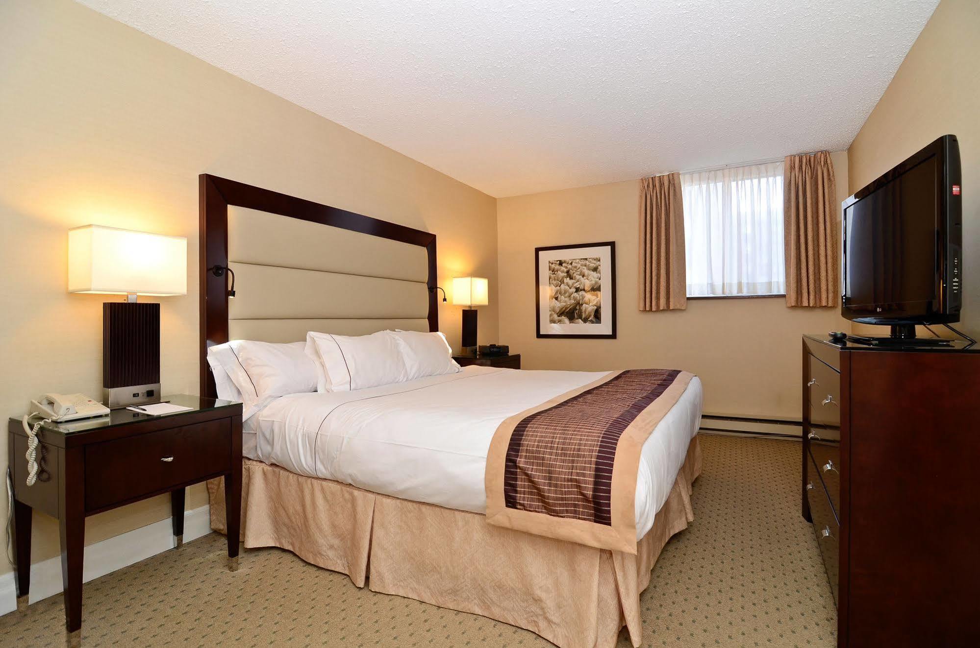Hotel At Bay