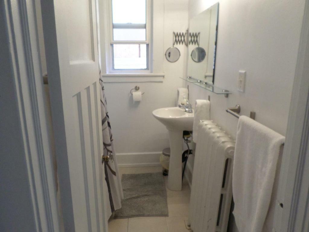 Beautiful, Clean, Quiet 2 Br-in Downtown Ottawa. Parking, Wifi And Netflix Included * Ottawa