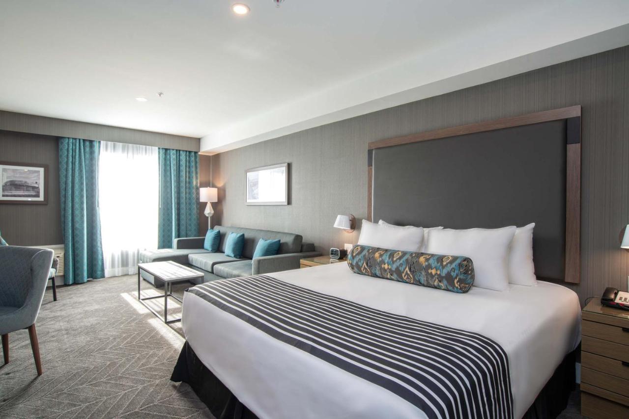 Sandman Signature Airport Hotel Ottawa