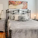 Downtown Executive Retreat With Private Balcony Near Bank Street - Sleep Max 2 Ottawa
