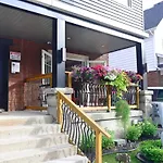 Downtown Executive Retreat With Private Balcony Near Bank Street - Sleep Max 2 *