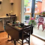 Apartment Downtown Executive Retreat With Private Balcony Near Bank Street - Sleep Max 2