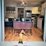 Downtown Executive Retreat With Private Balcony Near Bank Street - Sleep Max 2