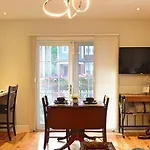 Apartment Downtown Executive Retreat With Private Balcony Near Bank Street - Sleep Max 2 *