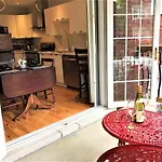 Apartment Downtown Executive Retreat With Private Balcony Near Bank Street - Sleep Max 2 Ottawa
