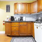 Beautiful 3-Bedroom Home In Centretown With Wifi